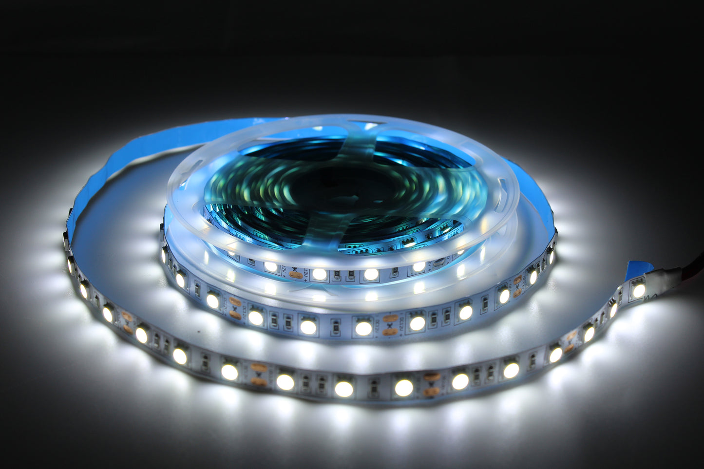 Tecbright LED-Streifen 12V, 10 mm, 60 LED/m, 12 W/m, IP20, 5 m Rolle – Warmweiß oder Kaltweiß