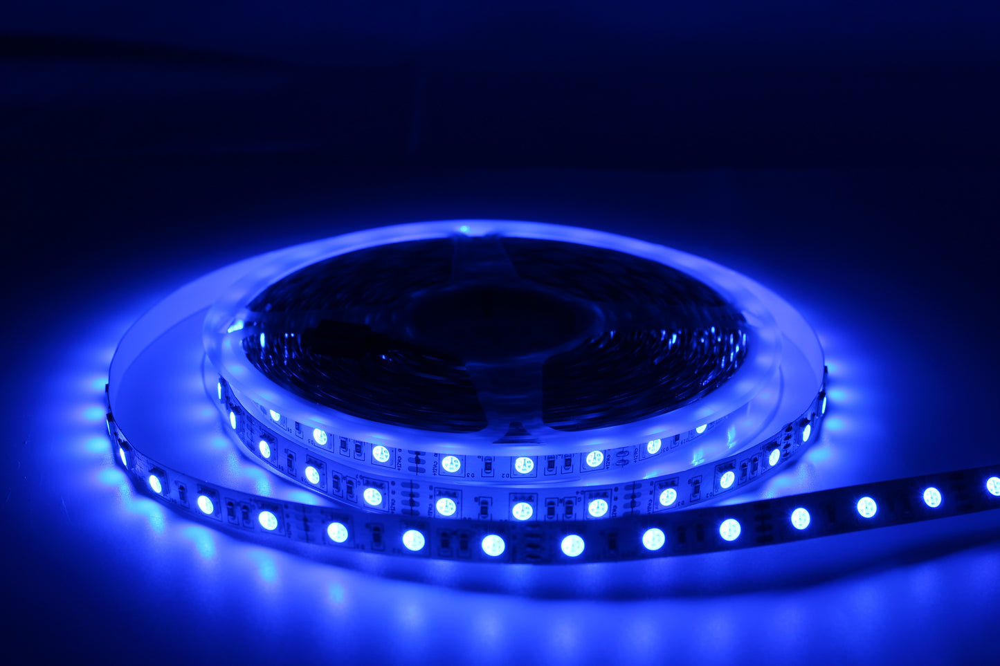 Tecbright LED-Streifen RGB 12V, 10 mm, 60 LED/m, 12 W/m, 10 m Rolle – 16 Farben, IP20