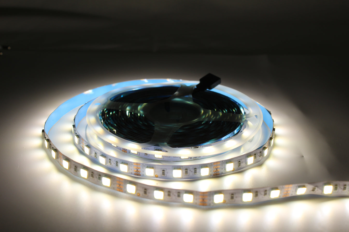 Tecbright LED-Streifen 3-in-1 Weiß (Warmweiß/Neutralweiß/Kaltweiß) 12V, 10 mm, 60 LED/m, 13 W/m, IP20, 5 m Rolle – steuerbar