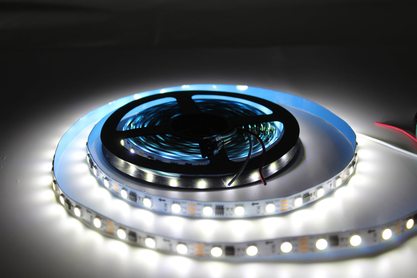 Tecbright LED-Streifen WS2811 12V, 10 mm, 60 LED/m, 12 W/m, IP20, 5 m Rolle – Warmweiß oder Kaltweiß, adressierbar