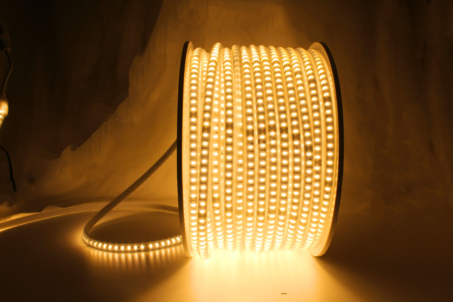 Tecbright LED-Streifen 230 V – 120 LEDs/m, warmweiß, kürzbar, IP65