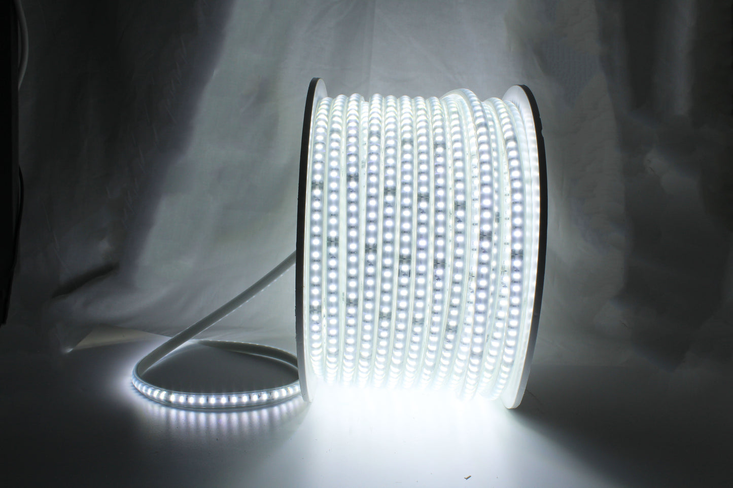Tecbright LED-Streifen 230 V – 120 LEDs/m, kaltweiß, kürzbar, IP65