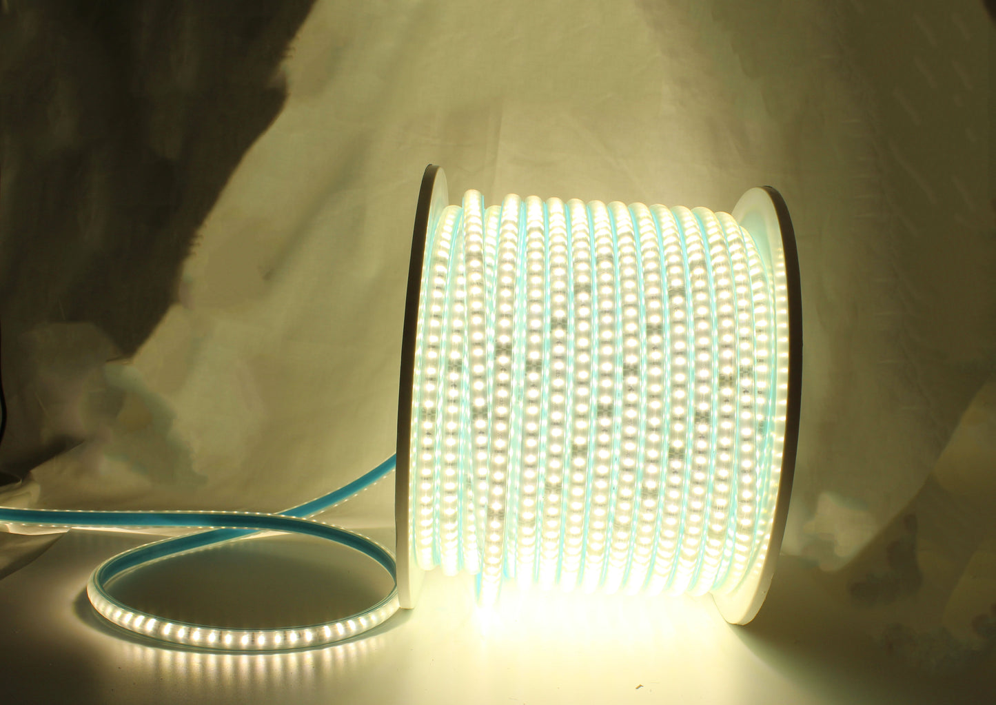 Tecbright LED-Streifen 230 V – 120 LEDs/m, neutralweiß, kürzbar, IP65