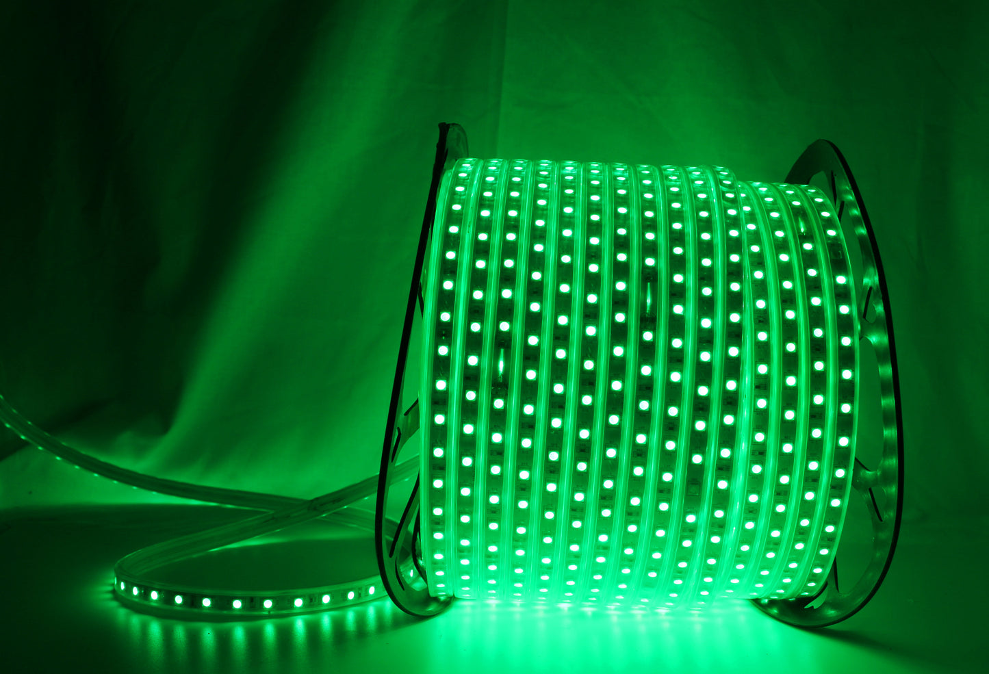 Tecbright RGB LED-Streifen 230 V – 100 m Rolle, kürzbar, 14 mm, IP65