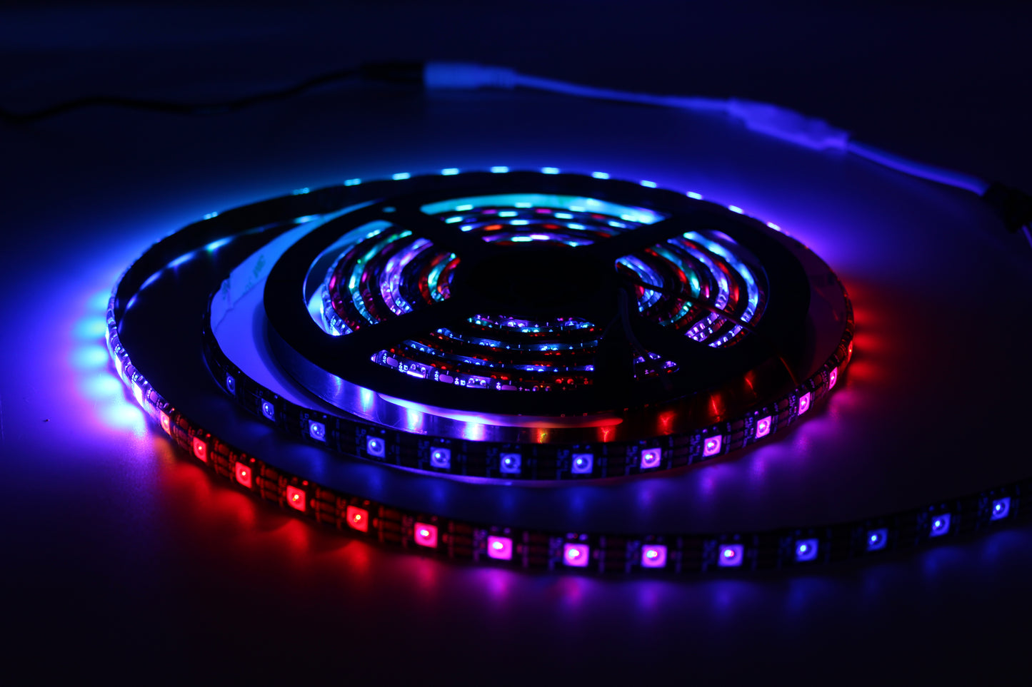 Tecbright LED-Streifen WS2812B RGB 5V, 10 mm, 60 LED/m, 18 W/m, IP20, 5 m Rolle – einzeln adressierbar