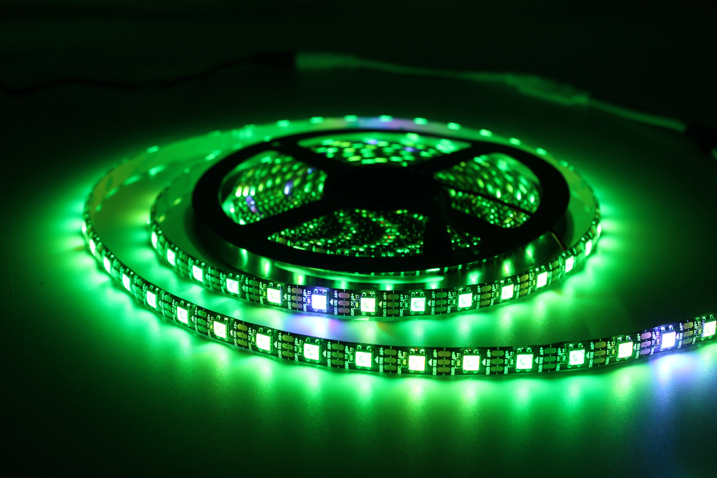 Tecbright LED-Streifen WS2812B RGB 5V, 10 mm, 60 LED/m, 18 W/m, IP65, 5 m Rolle – einzeln adressierbar, mit Silikon-Schutz