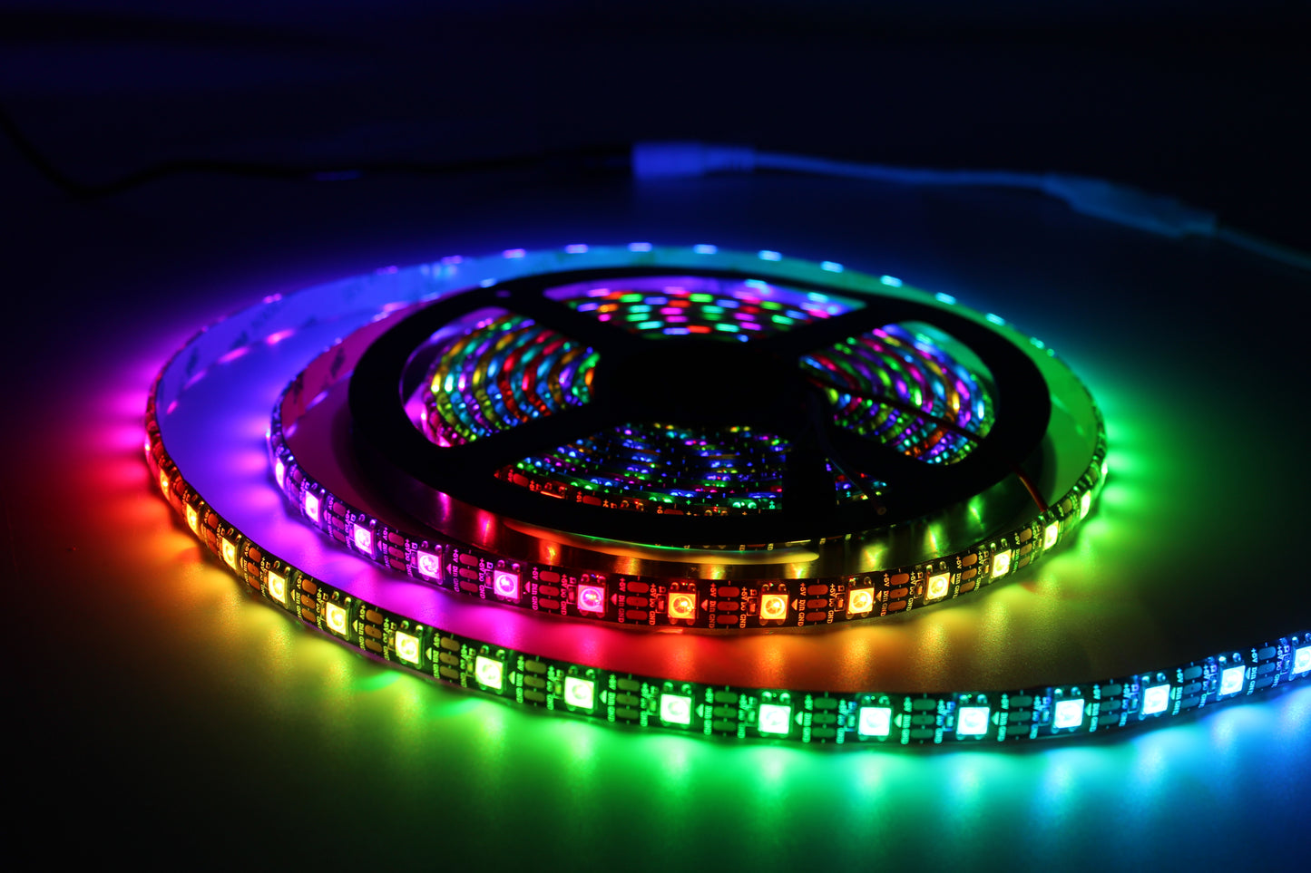 Tecbright LED-Streifen WS2812B RGB 5V, 10 mm, 60 LED/m, 18 W/m, IP65, 5 m Rolle – einzeln adressierbar, mit Silikon-Schutz